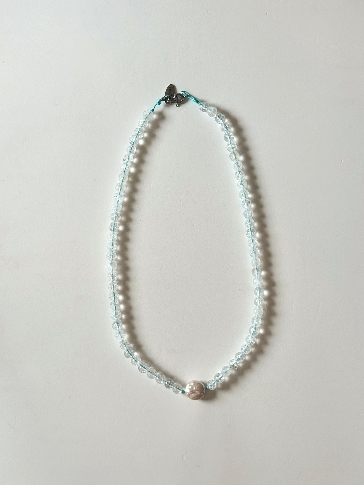 Halskette aus Bergkristall und Perle auf blauem Nylonfaden