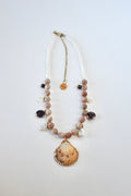 Collier Charms Pierre de soleil & Nacre — L’éclat de la mer et de la lumière