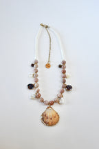 Collier Charms Pierre de soleil & Nacre — L’éclat de la mer et de la lumière
