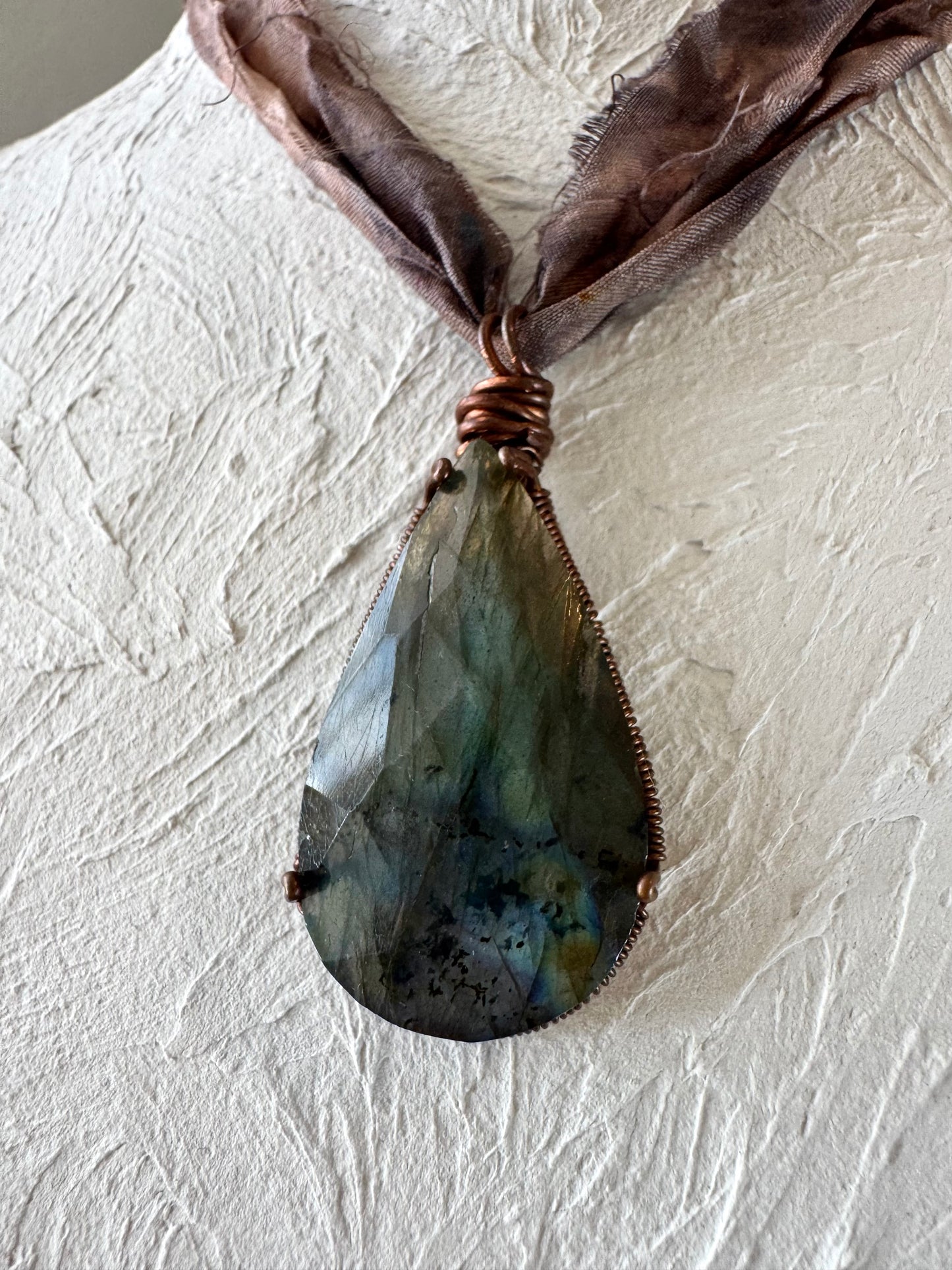 Collier Labradorite sertie Cuivre sur ruban de soie — Le Voile de Mystère