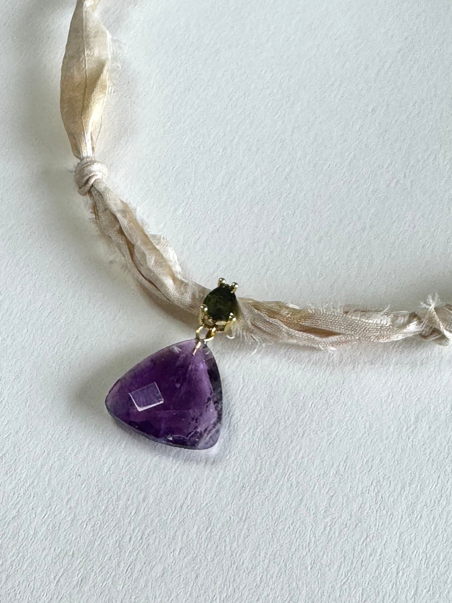 Collier Améthyste sur ruban de soie — La couronne violette
