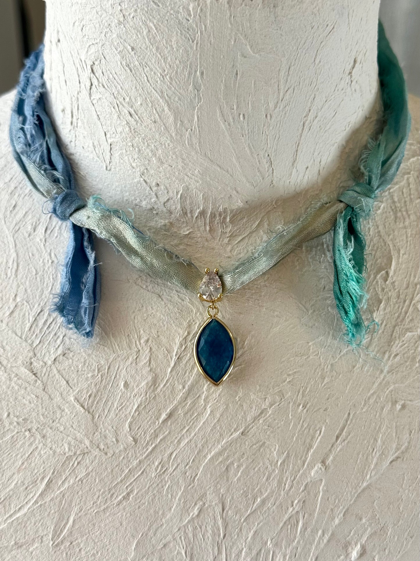 Collier Apatite sur ruban de soie — L’Éveil de la Volonté