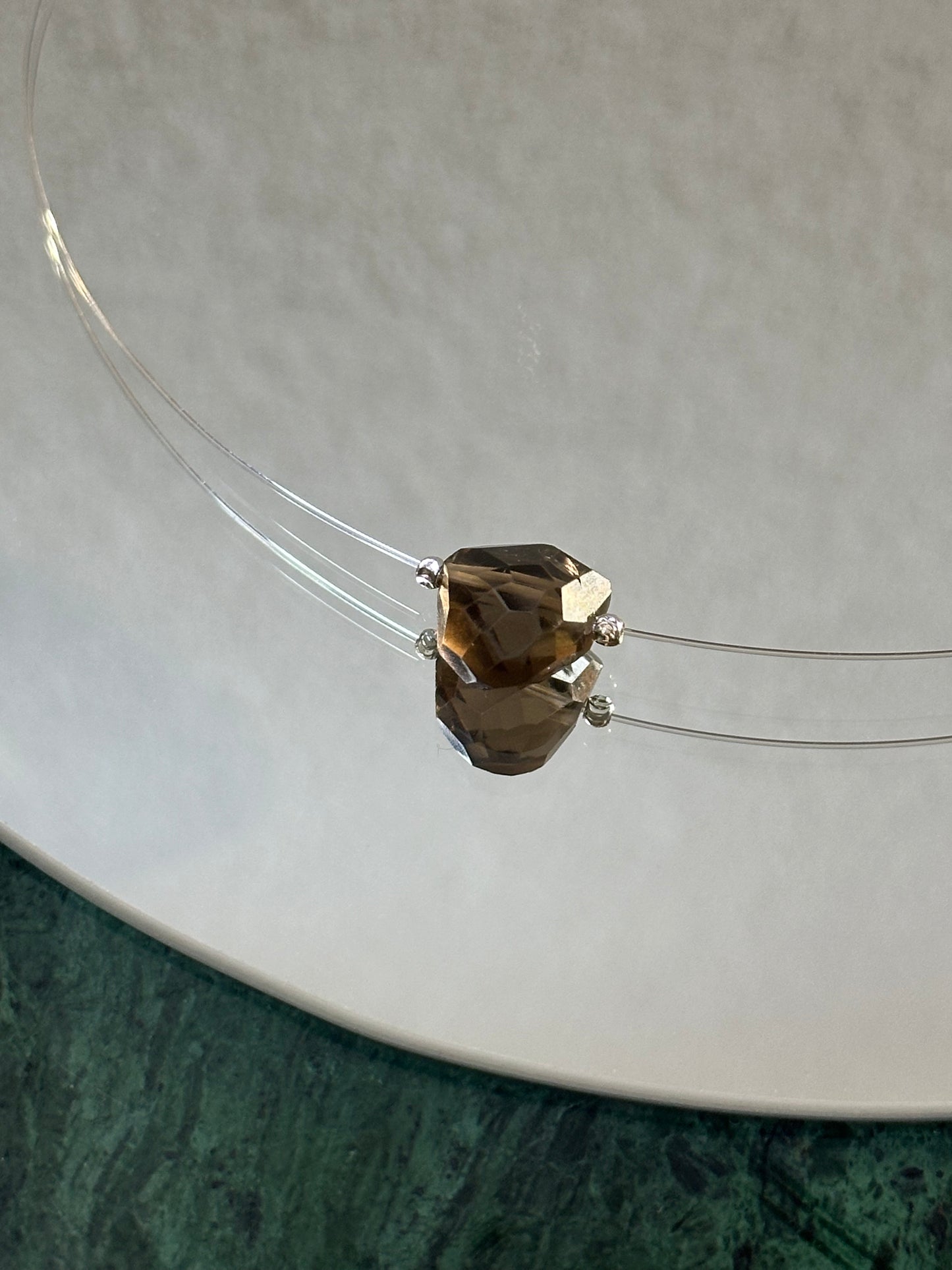 Divers colliers pierres semi précieuse sur fil cristal