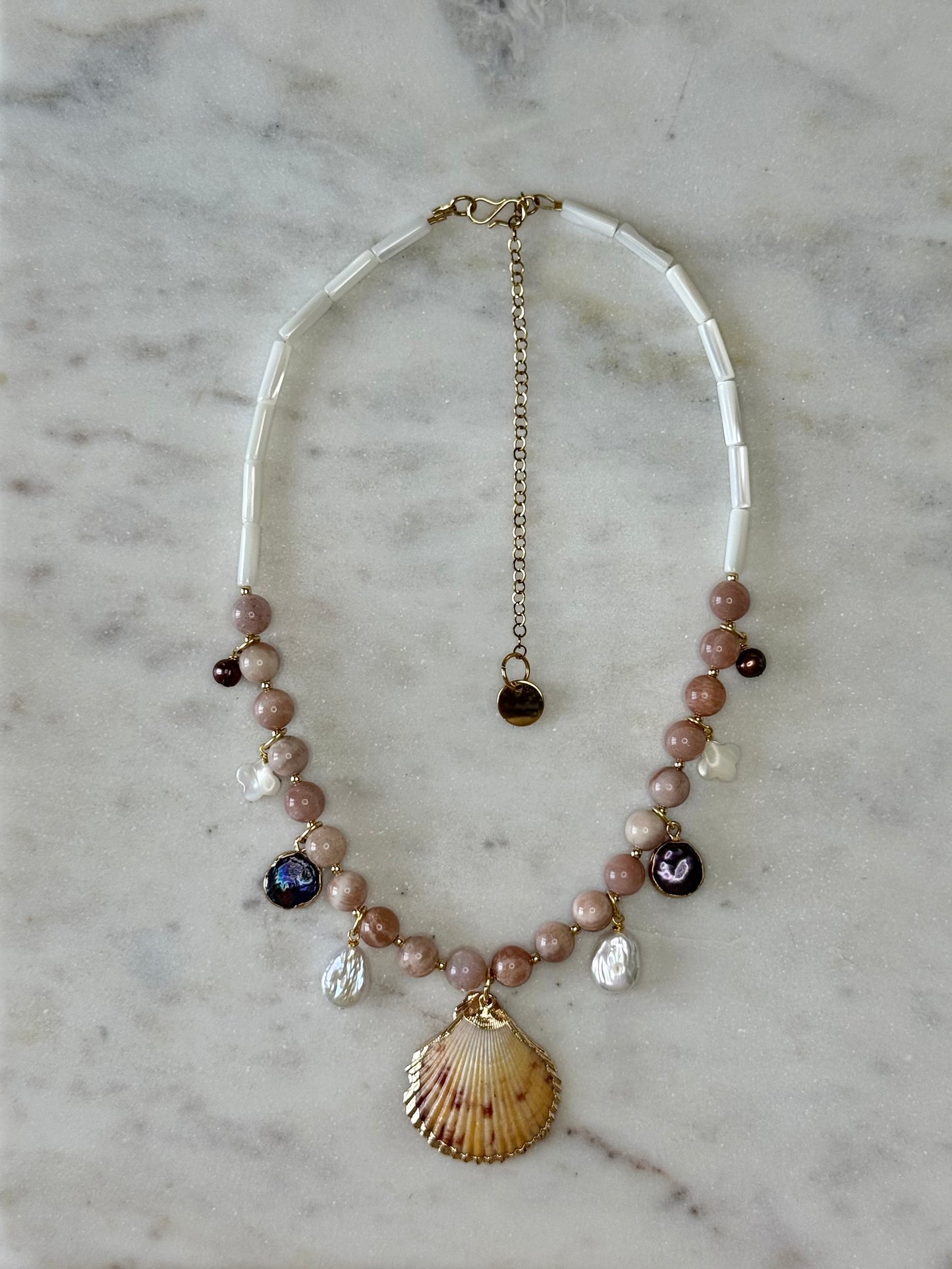 Collier Charms Pierre de soleil & Nacre — L’éclat de la mer et de la lumière
