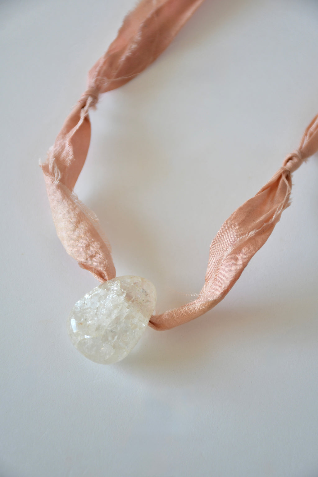 Collana Quarzo crepato su nastro di seta — La Forza Interiore