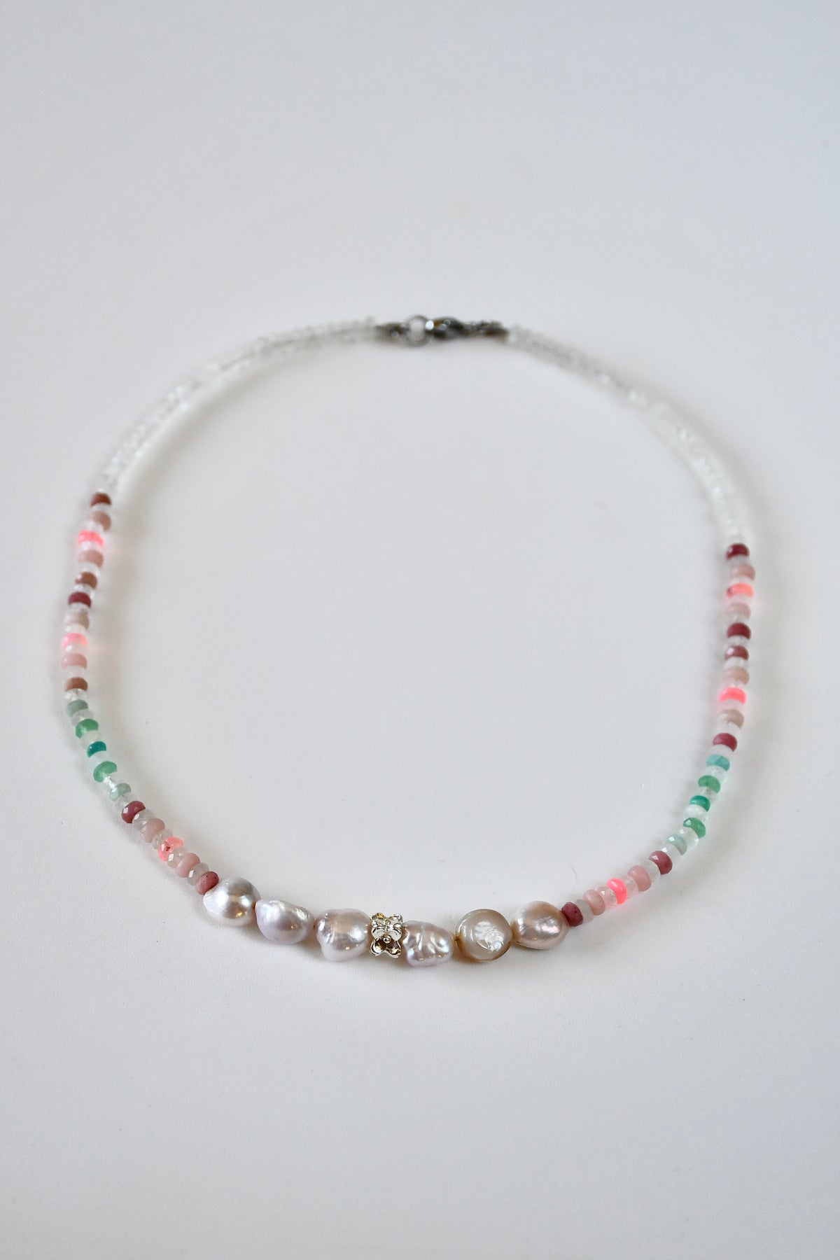 Collier Opale, Chrysoprase, Rhodonite, Amazonite, Perles d’eau douce & Cristal de roche — Le jardin intérieur en pleine floraison
