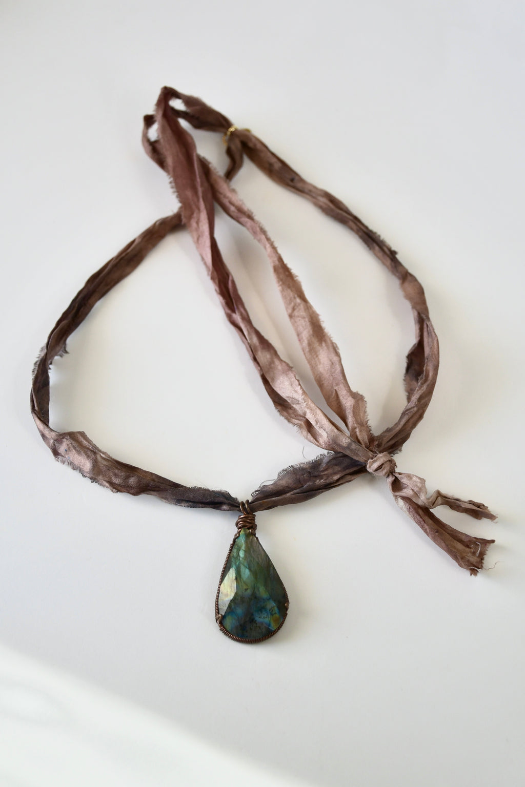 Collier Labradorite sertie Cuivre sur ruban de soie — Le Voile de Mystère