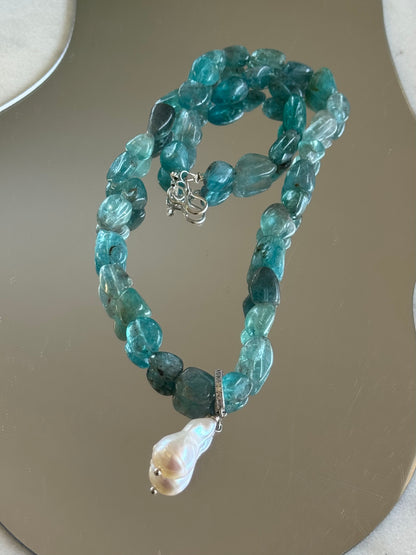 Collier Apatite & Perle d’eau douce — La voix de l’intuition