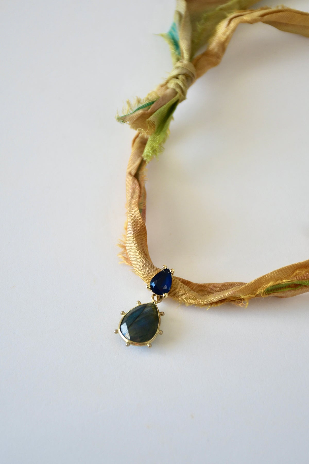 Labradorit-Halskette an Seidenband – Der Schutzschild der Magier
