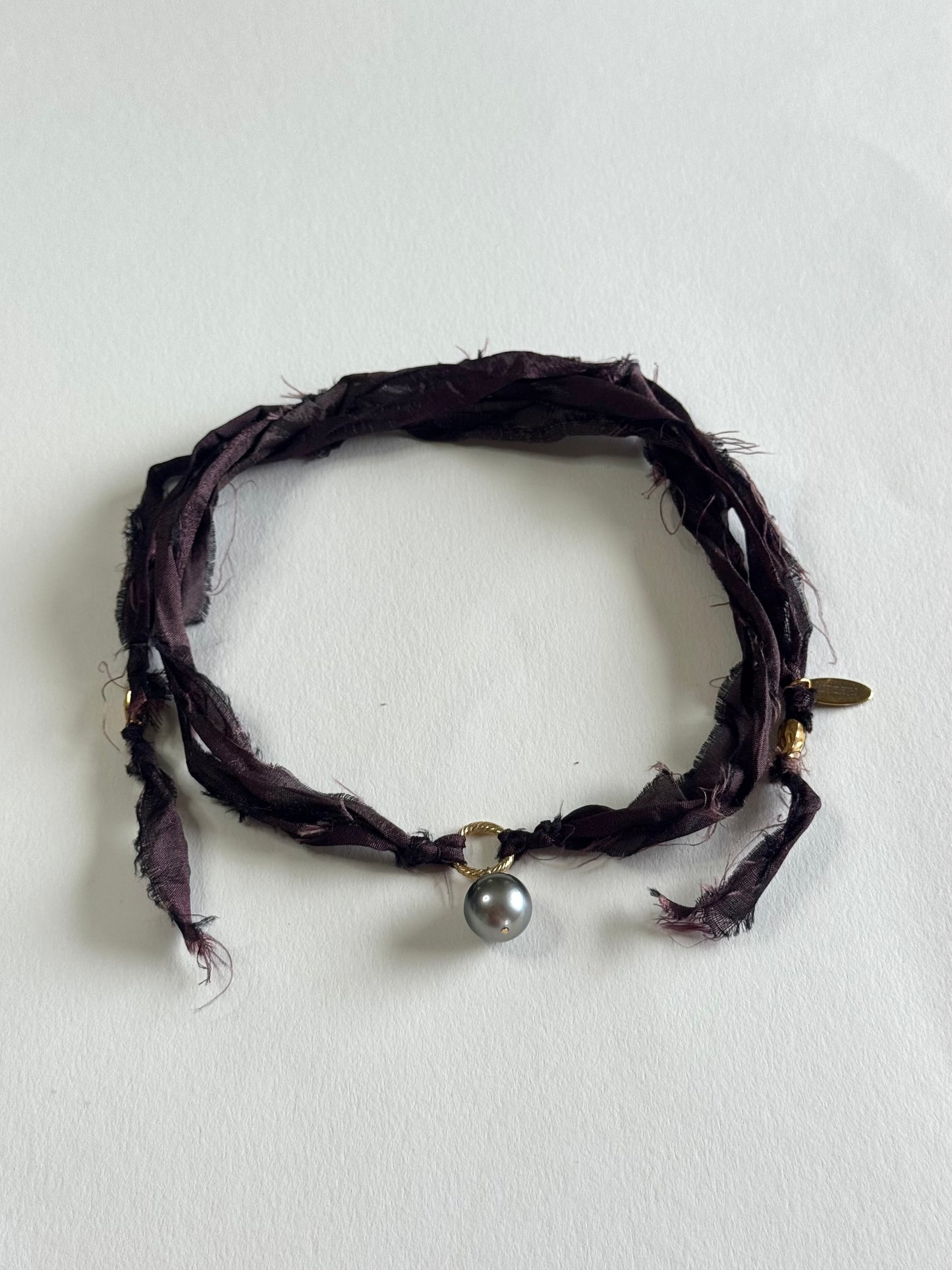 Collier perle de Tahiti sur ruban de soie — Le Mystère des Profondeurs