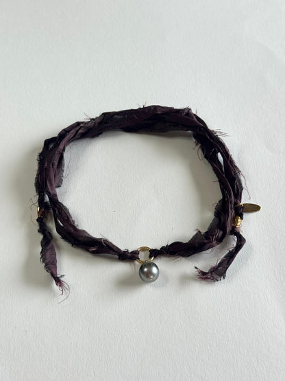 Collier perle de Tahiti sur ruban de soie — Le Mystère des Profondeurs