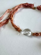 Collier Cristal de roche sur ruban de soie — Le Maître Silencieux