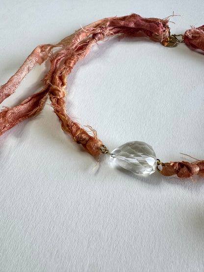 Collier Cristal de roche sur ruban de soie — Le Maître Silencieux