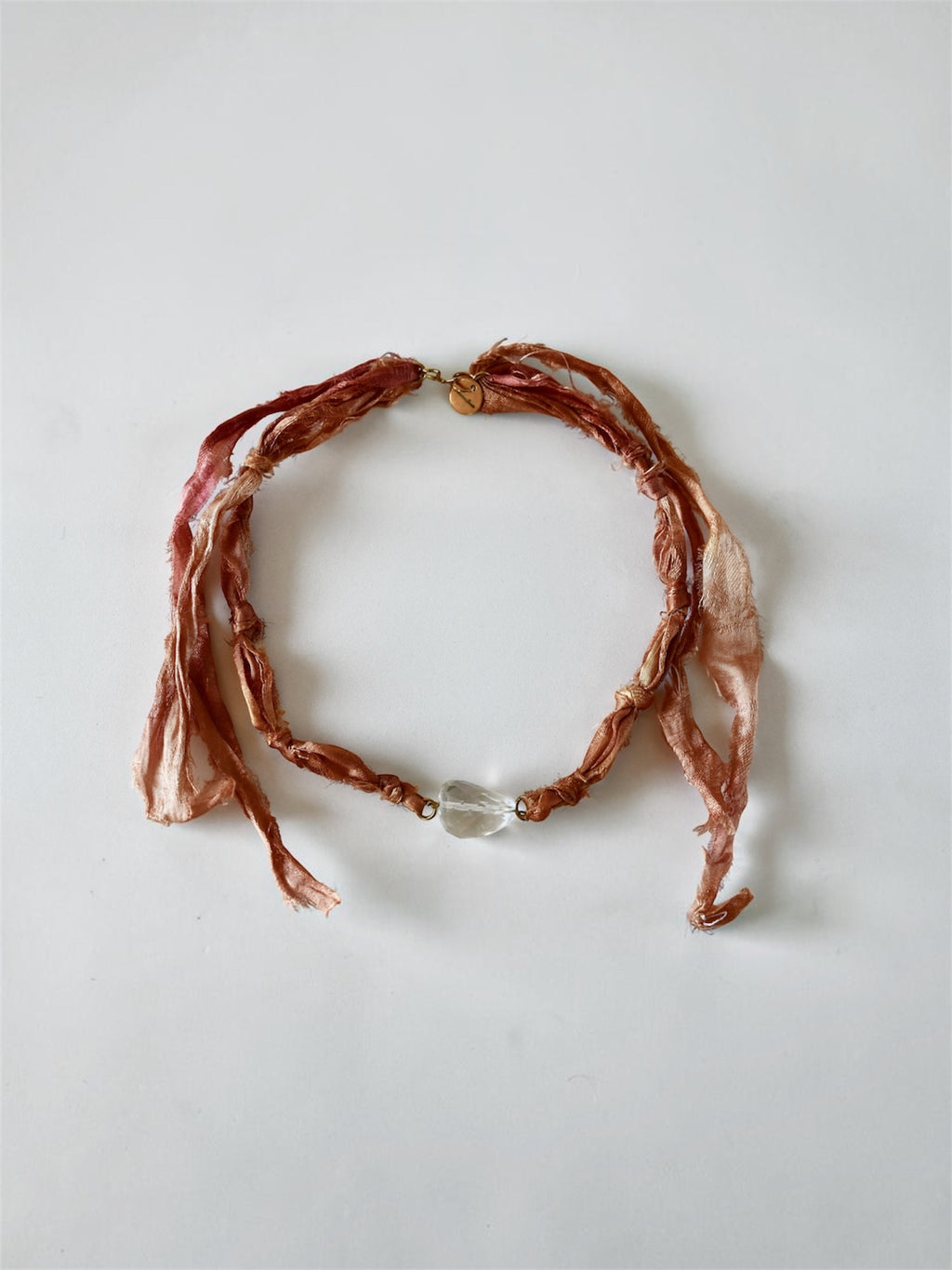 Collier Cristal de roche sur ruban de soie — Le Maître Silencieux