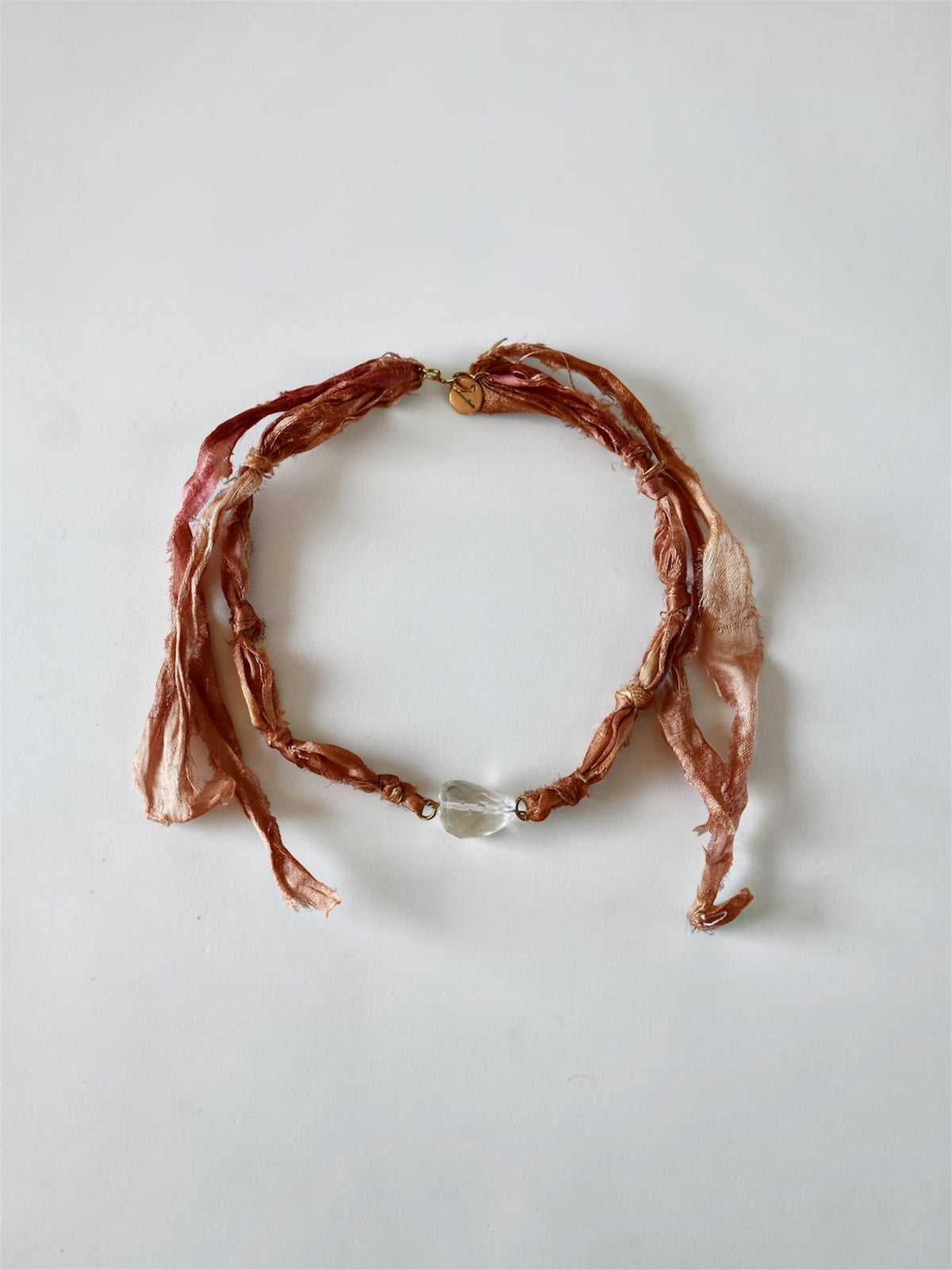 Collier Cristal de roche sur ruban de soie — Le Maître Silencieux