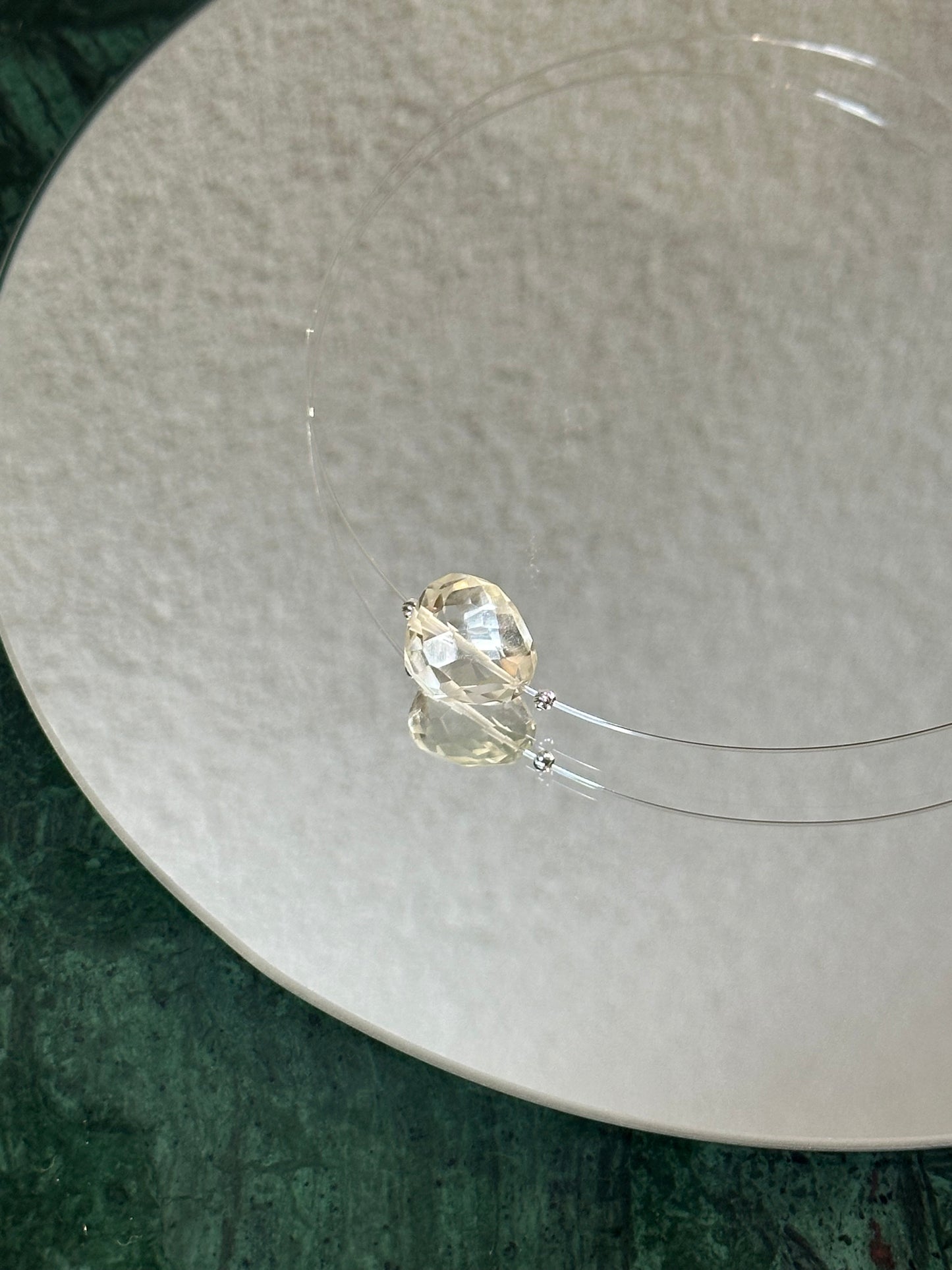 Divers colliers pierres semi précieuse sur fil cristal