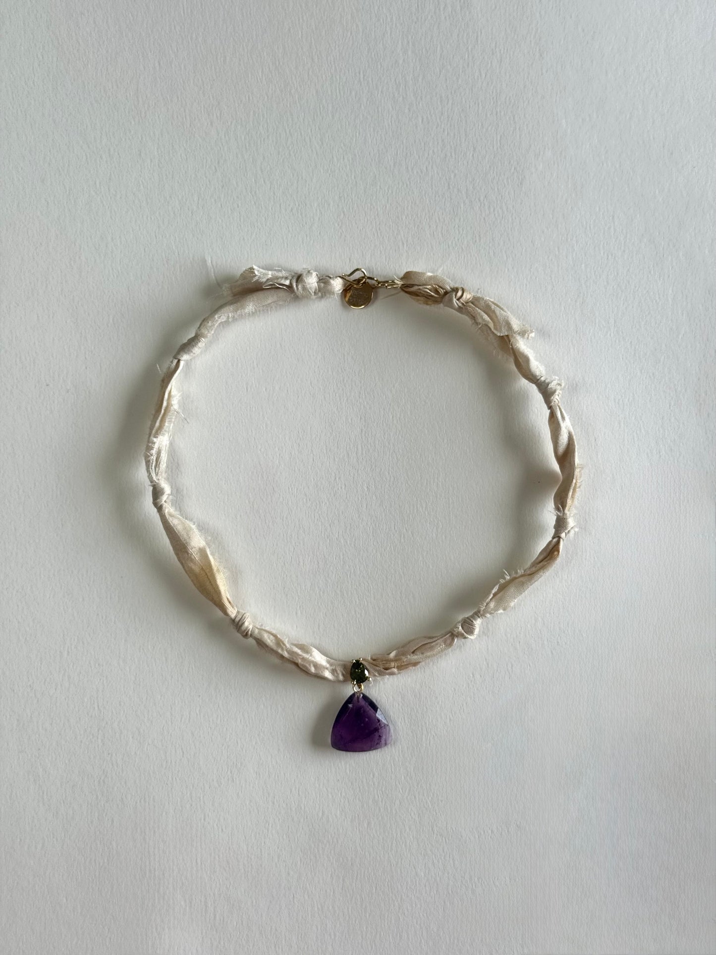 Collier Améthyste sur ruban de soie — La couronne violette