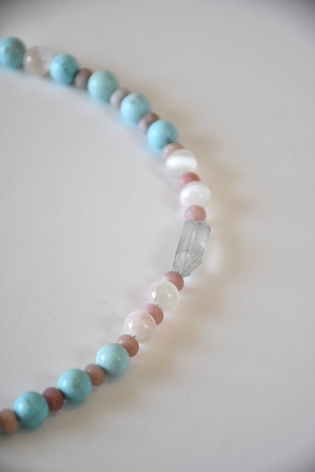 Collana Selenite, Cristallo di Rocca e Howlite — La chiarezza del silenzio