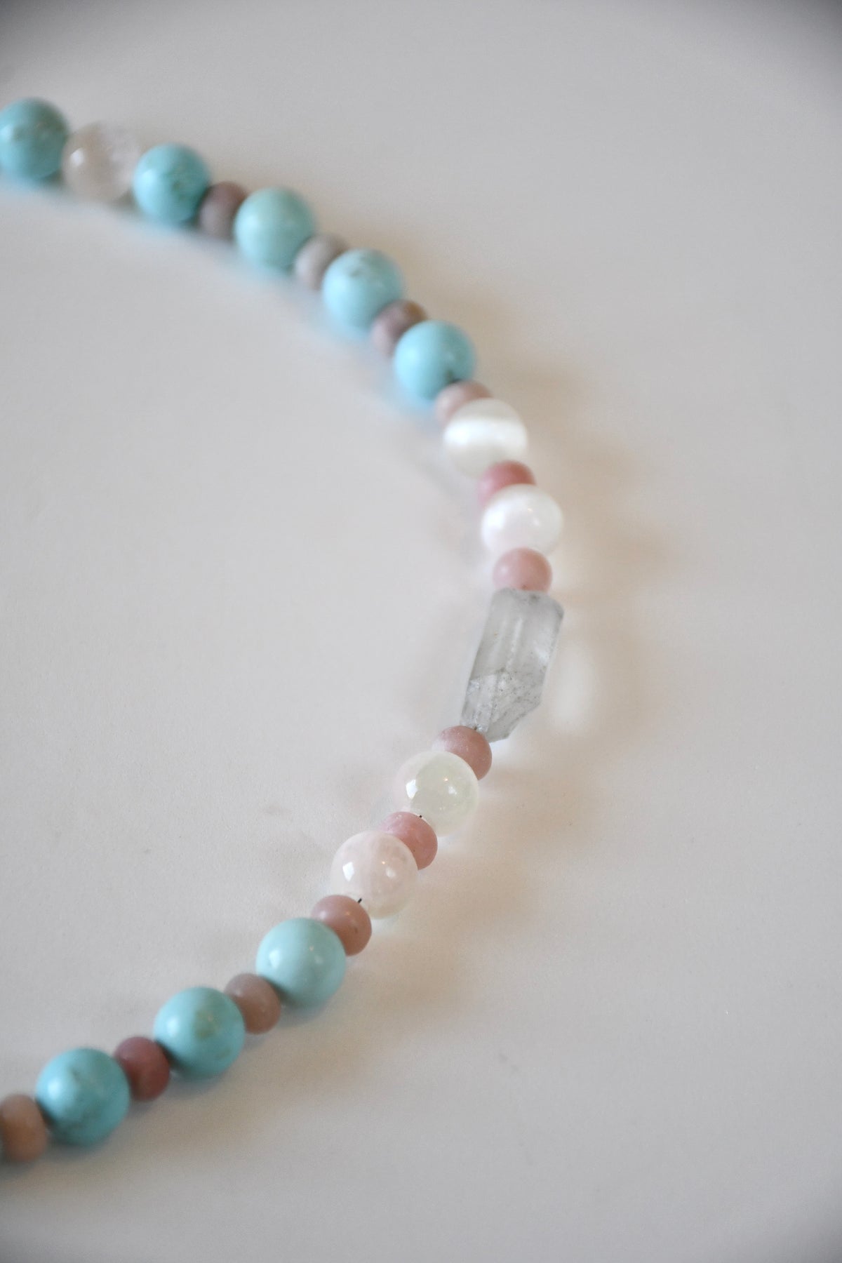 Collana Selenite, Cristallo di Rocca e Howlite — La chiarezza del silenzio