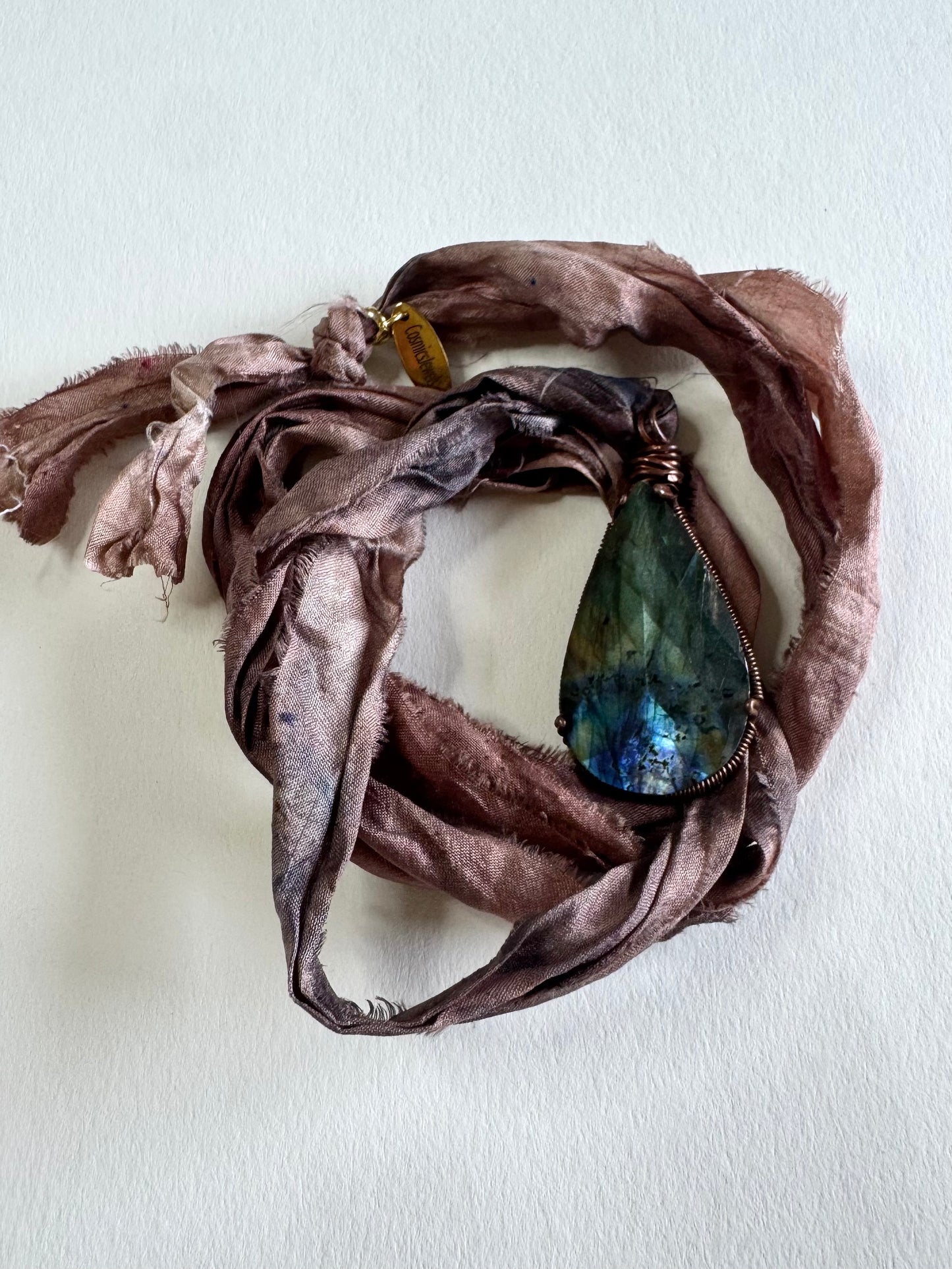 Collier Labradorite sertie Cuivre sur ruban de soie — Le Voile de Mystère