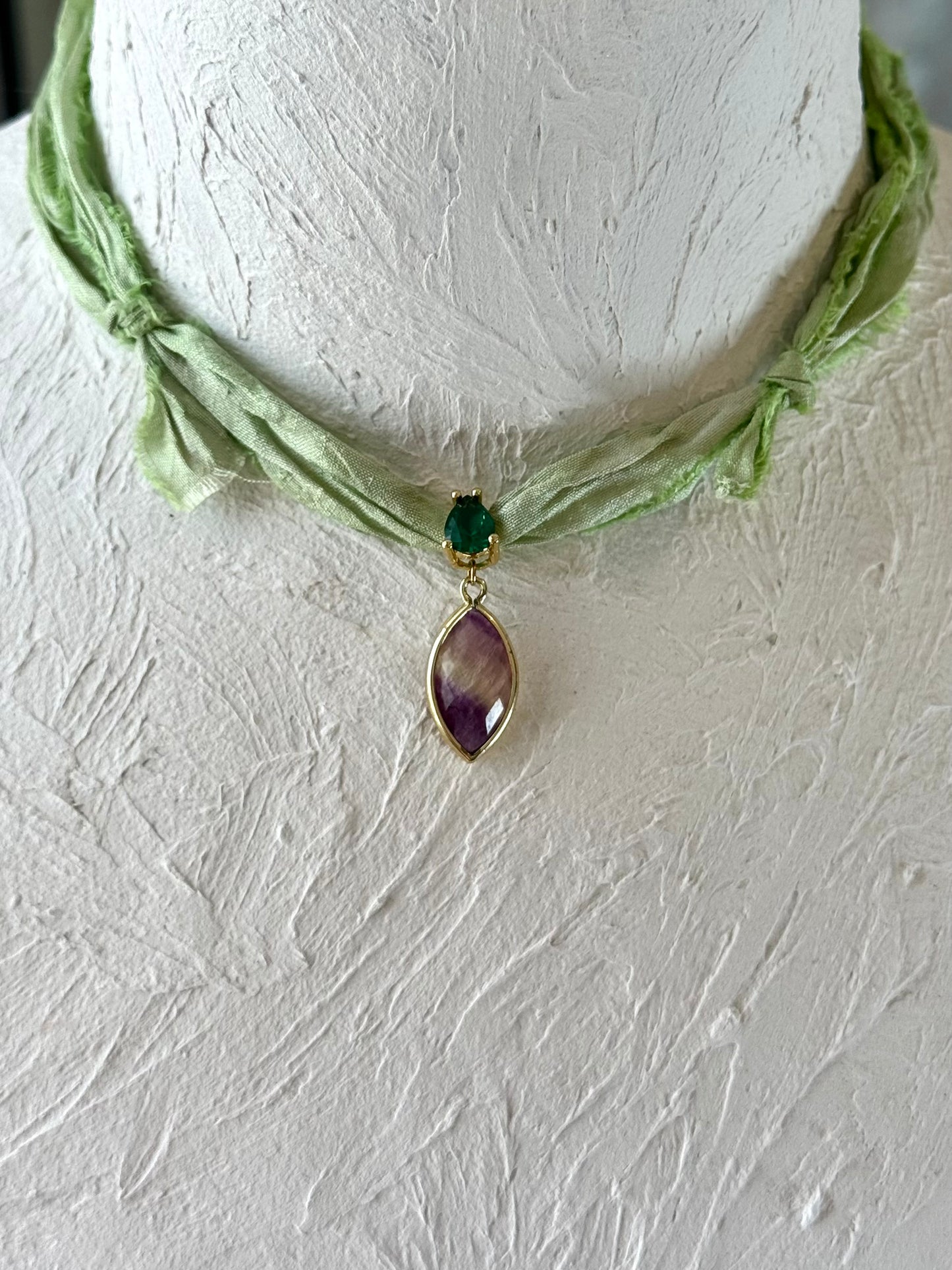 Collier Fluorite sur ruban de soie — L’arc-en-ciel minéral