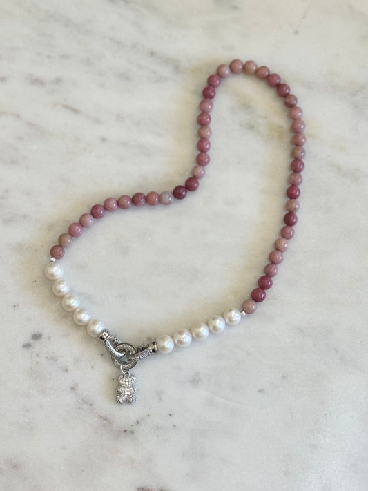 Collier Rhodonite & Perles d’eau douce — La douceur comme acte de courage