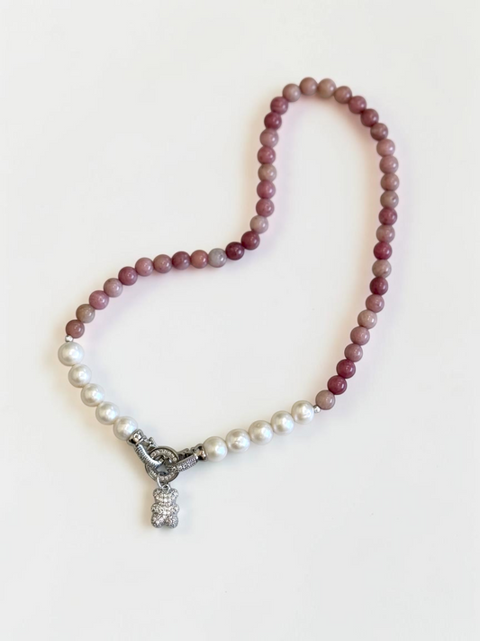 Collier Rhodonite & Perles d’eau douce — La douceur comme acte de courage
