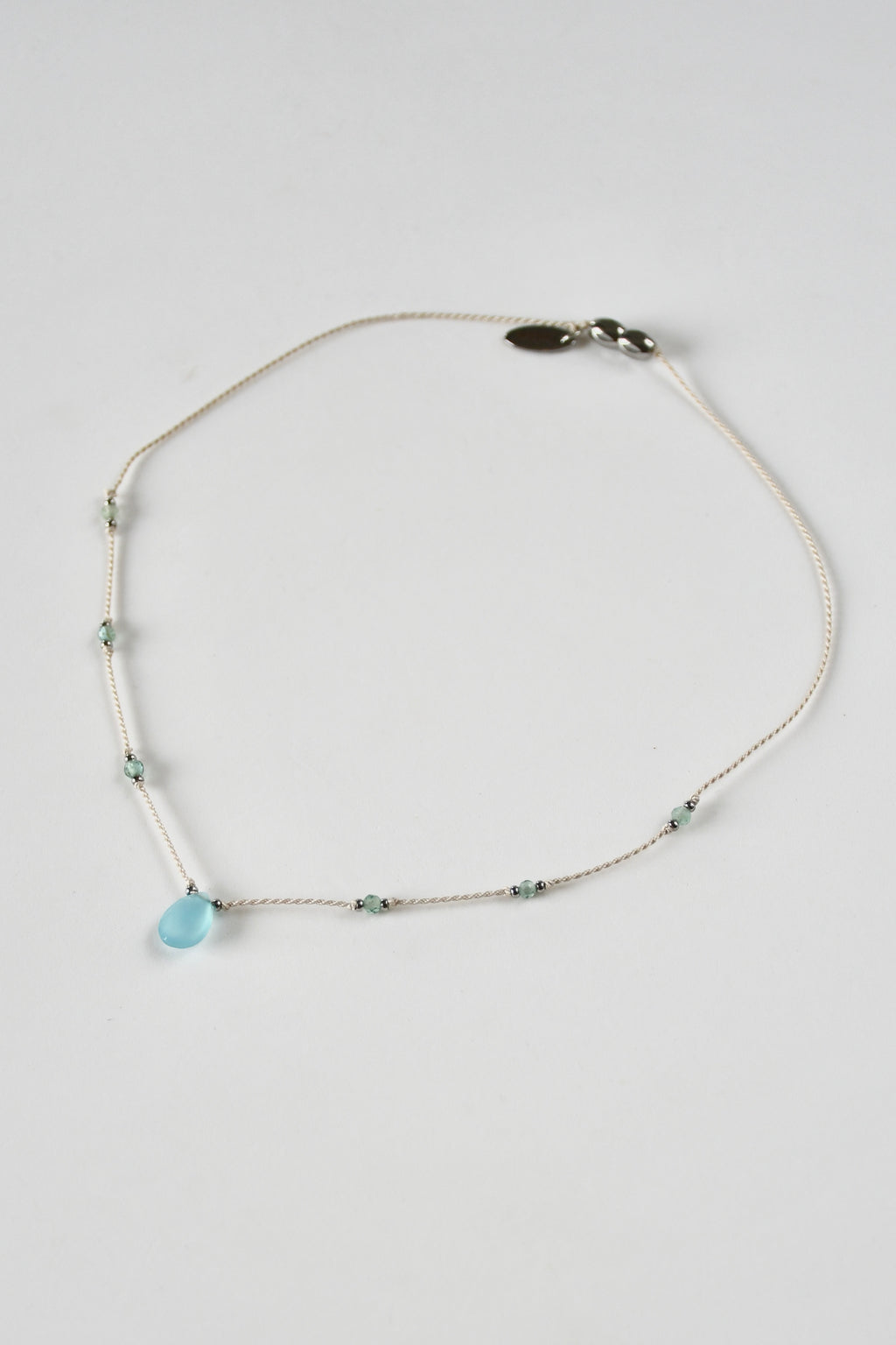 Collier Calcédoine & Apatite sur soie