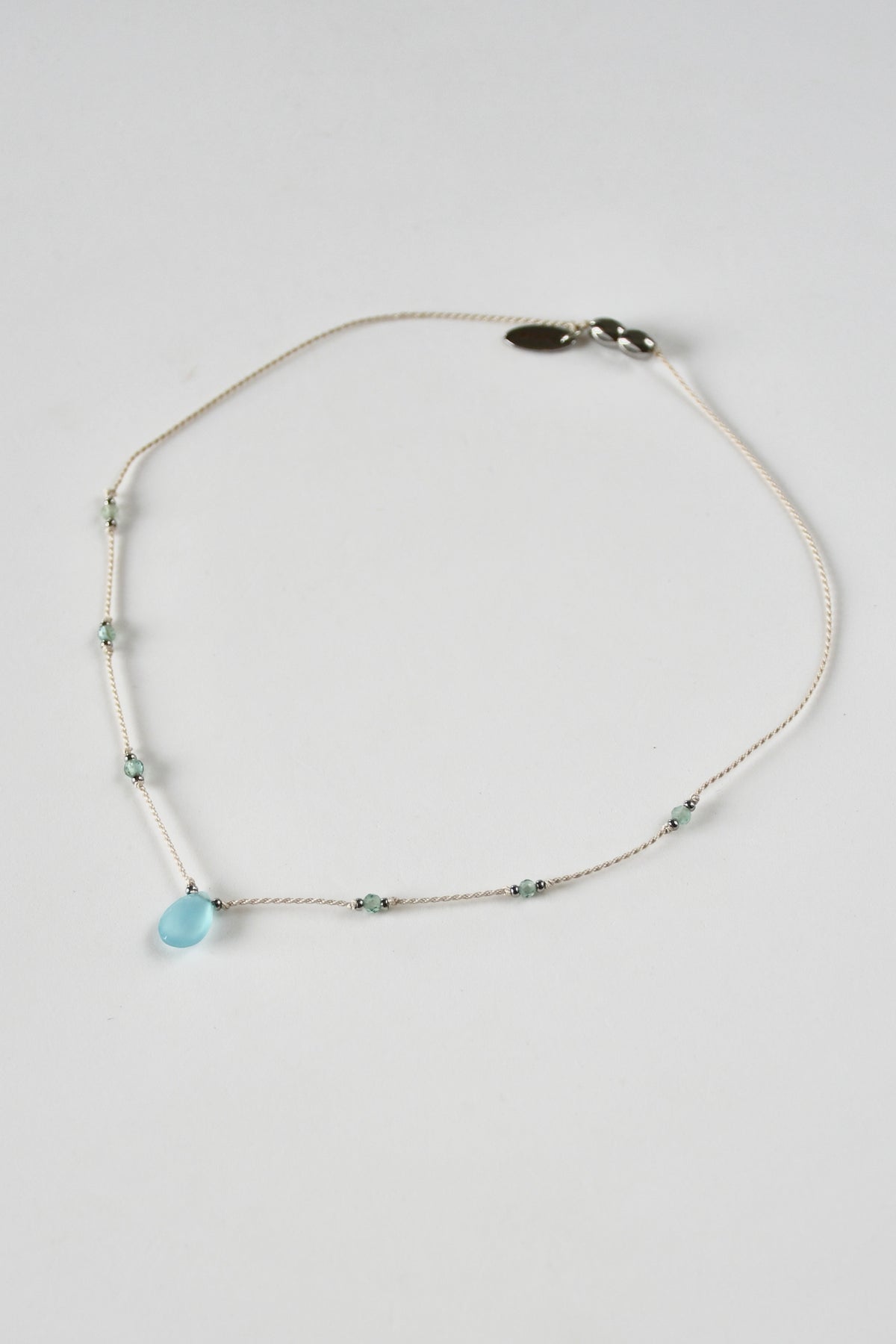 Kette aus Chalcedon & Apatit auf Seide