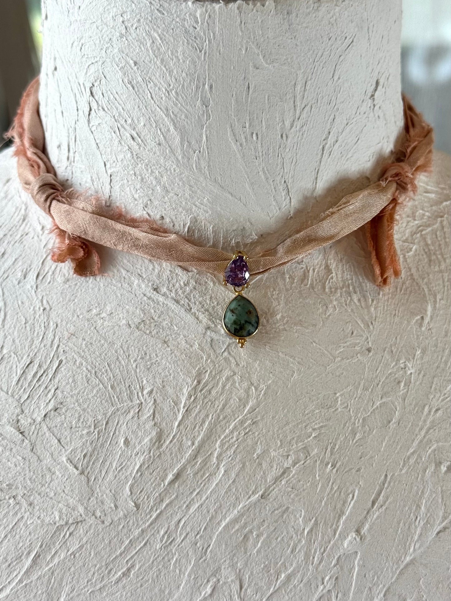 Collier Turquoise africaine sur ruban de soie — Le Bouclier de Vérité