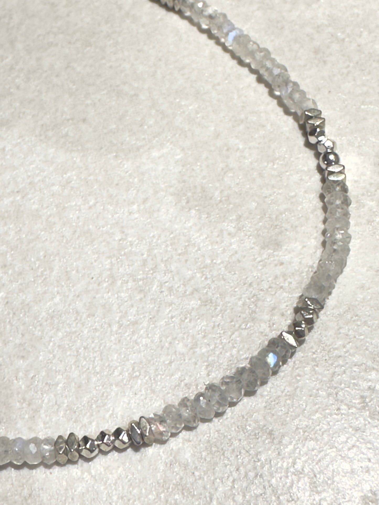 Collier Pierre de lune arc-en-ciel — Intuition, Féminin, Fluidité