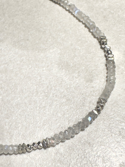 Collier Pierre de lune arc-en-ciel — Intuition, Féminin, Fluidité