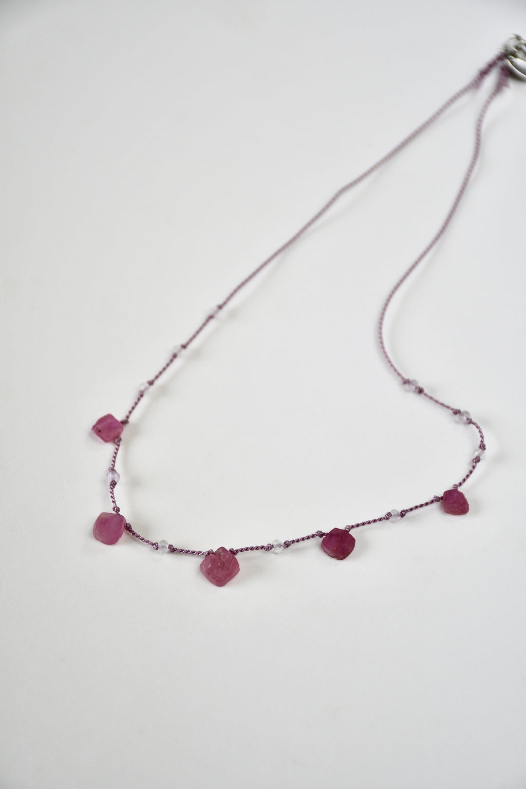 Collier Rubis brut & Améthyste lavande  sur soie