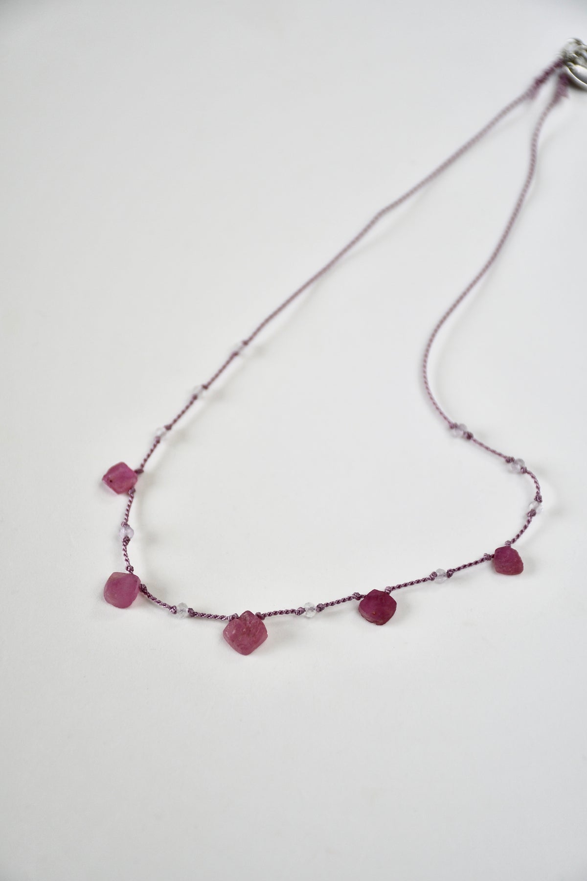 Collier Rubis brut & Améthyste lavande  sur soie