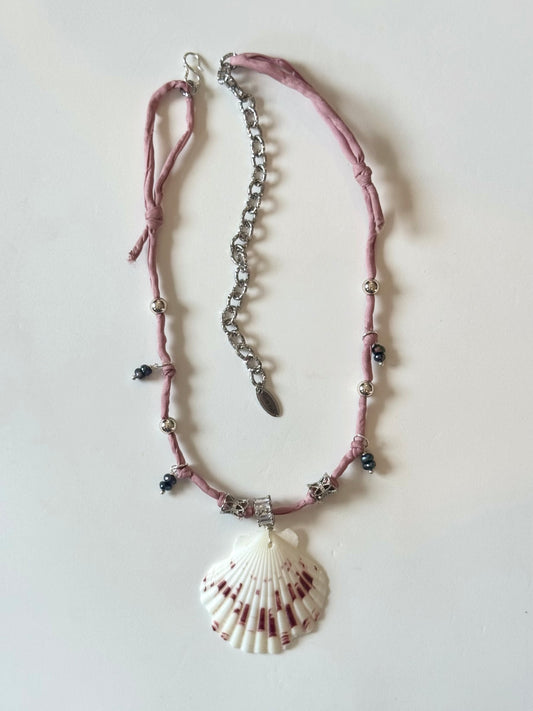 Collier Perles & Coquillage sur soie