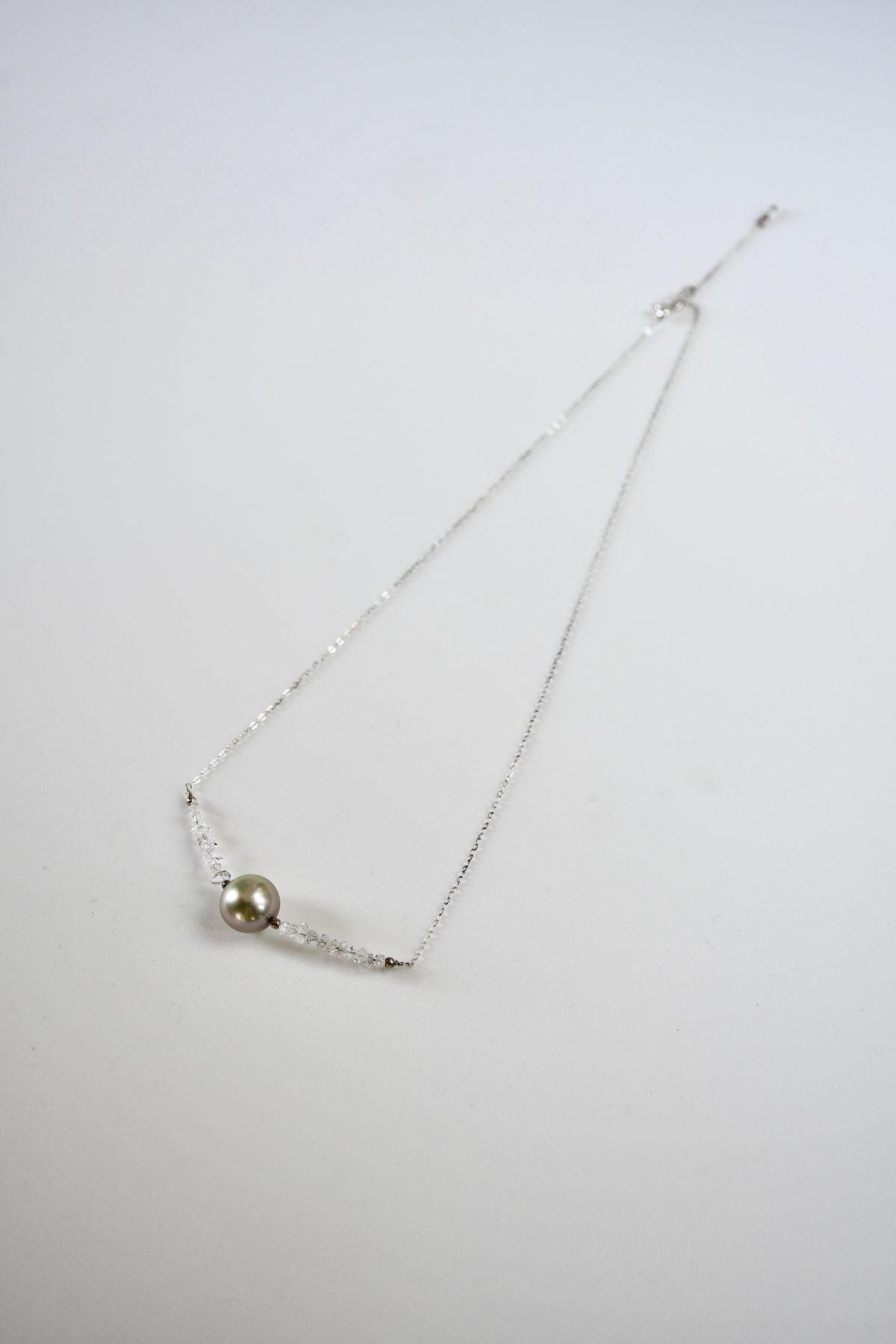 Collier diamants d’Herkimer & perle de Tahiti sur agent 925 – Clarté cristalline et profondeur