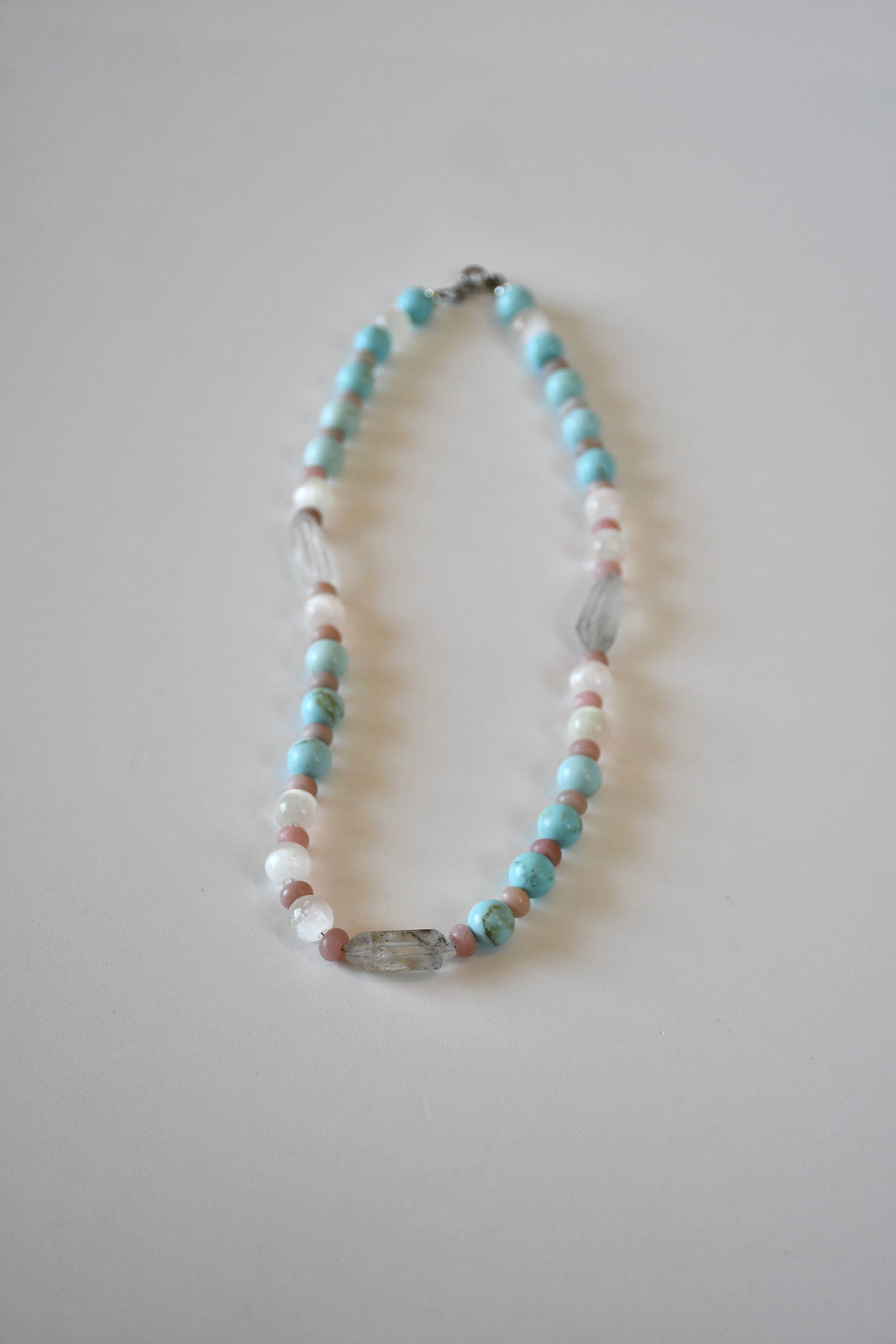 Collana Selenite, Cristallo di Rocca e Howlite — La chiarezza del silenzio