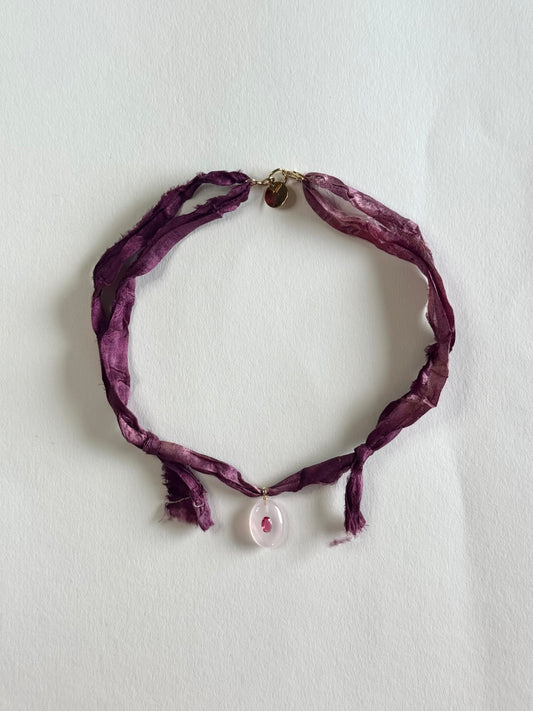 Collier Quartz rose sur ruban de soie — Le Murmure du Cœur