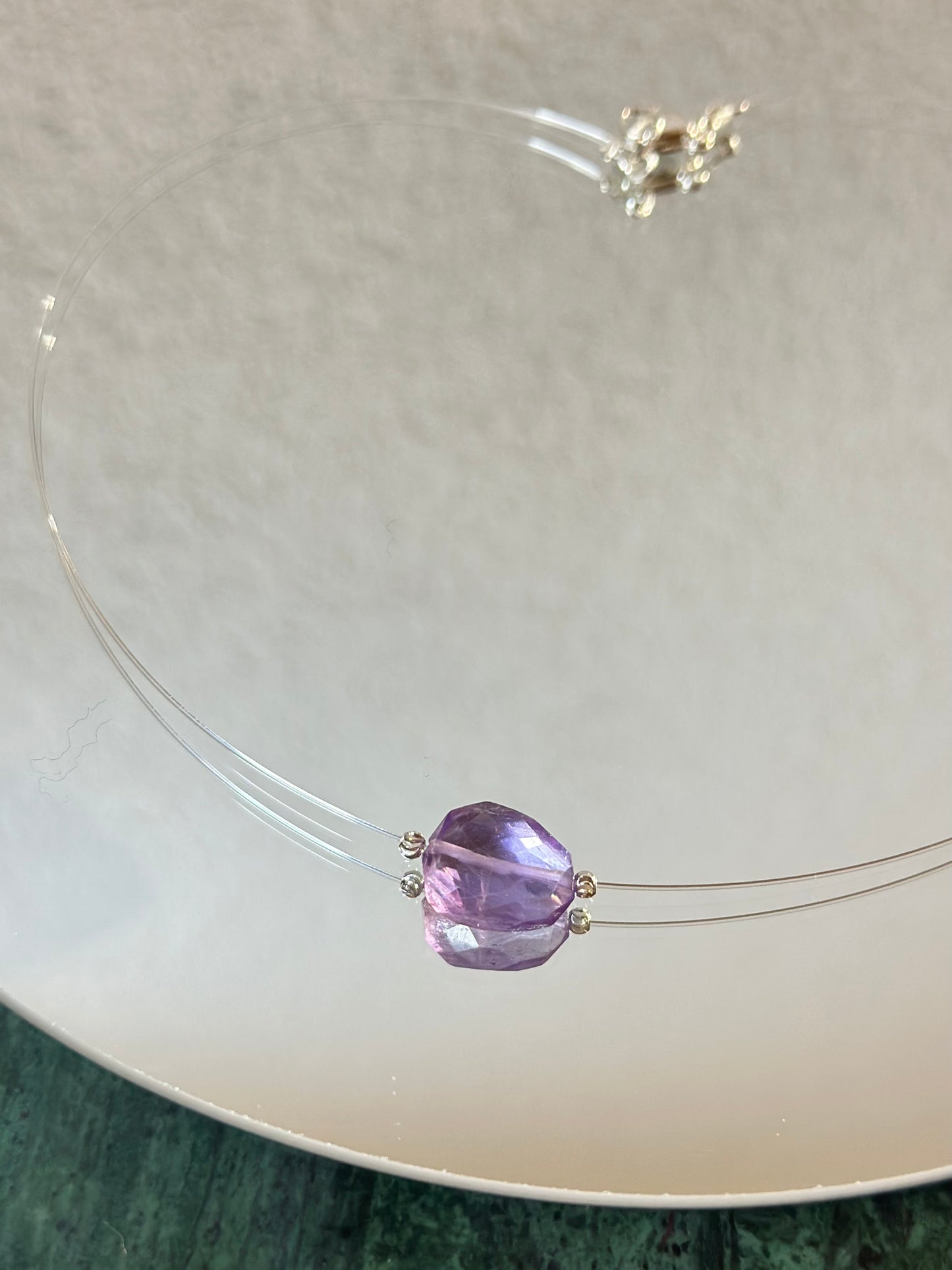 Divers colliers pierres semi précieuse sur fil cristal