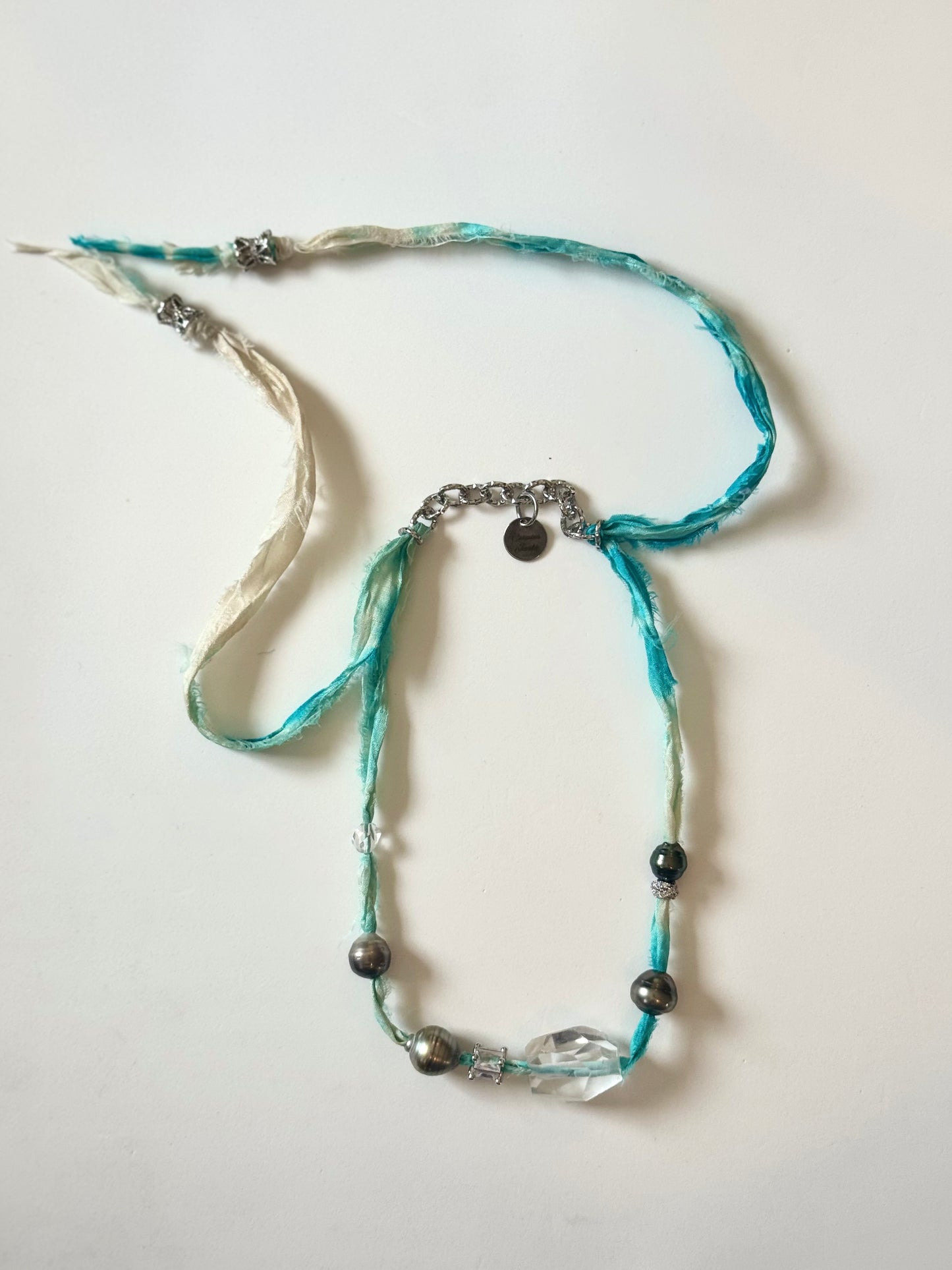 Collier Perles de Tahiti & Cristal de roche sur soie