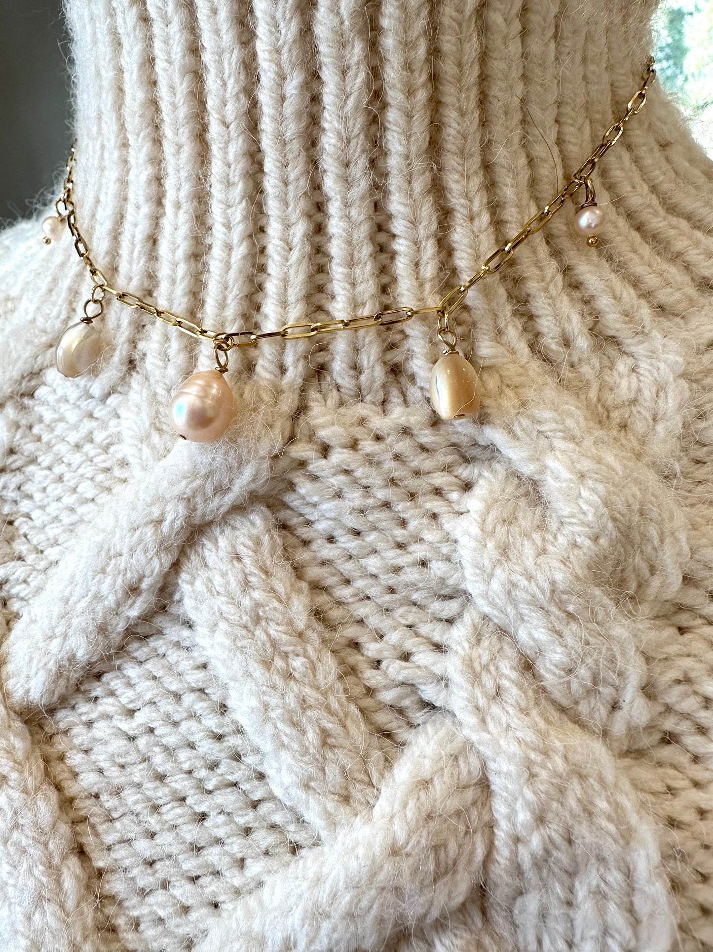 Collier breloques de perles d’eau douce et nacre