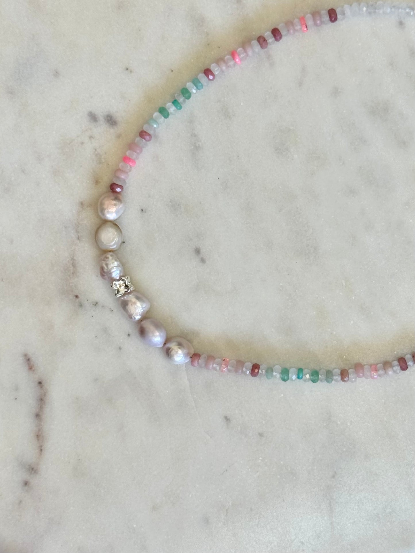 Collier Opale, Chrysoprase, Rhodonite, Amazonite, Perles d’eau douce & Cristal de roche — Le jardin intérieur en pleine floraison