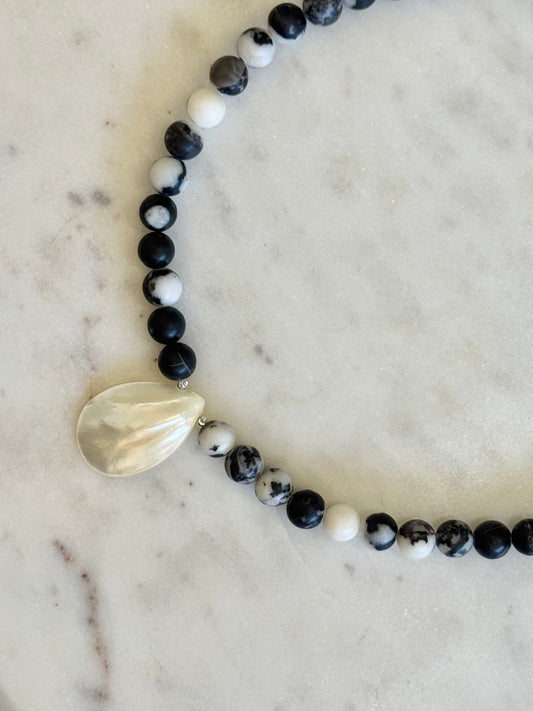 Collier Jaspe Zèbre & Coquillage nacre — L’équilibre entre la terre et la mer