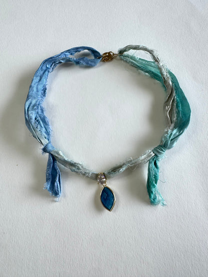 Collier Apatite sur ruban de soie — L’Éveil de la Volonté