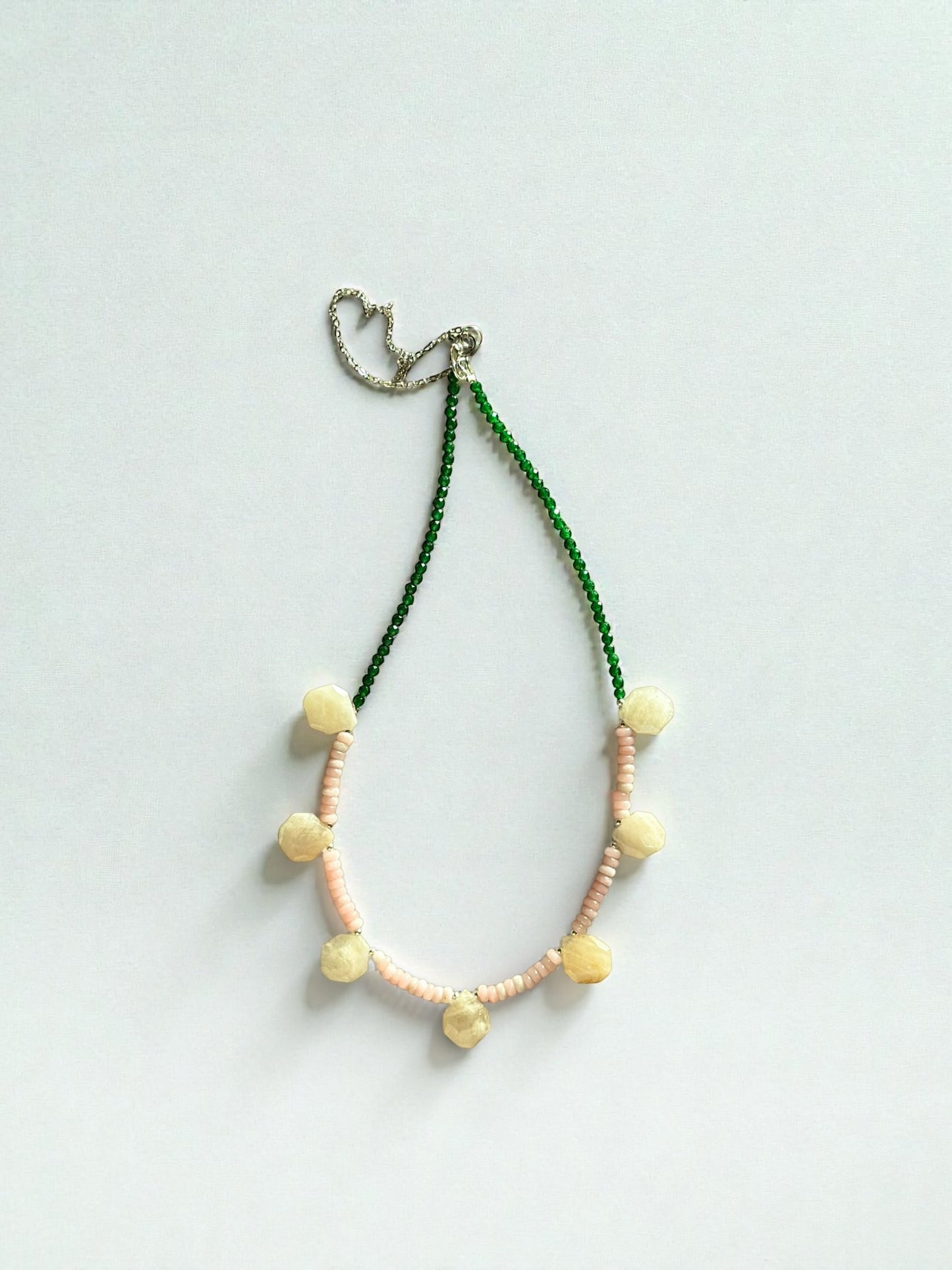 Collier Opale rose, Pierre de lune & Jade — Douceur émotionnelle et harmonie féminine