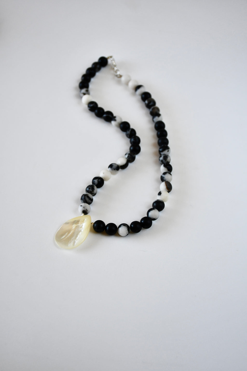 Collier Jaspe Zèbre & Coquillage nacre — L’équilibre entre la terre et la mer