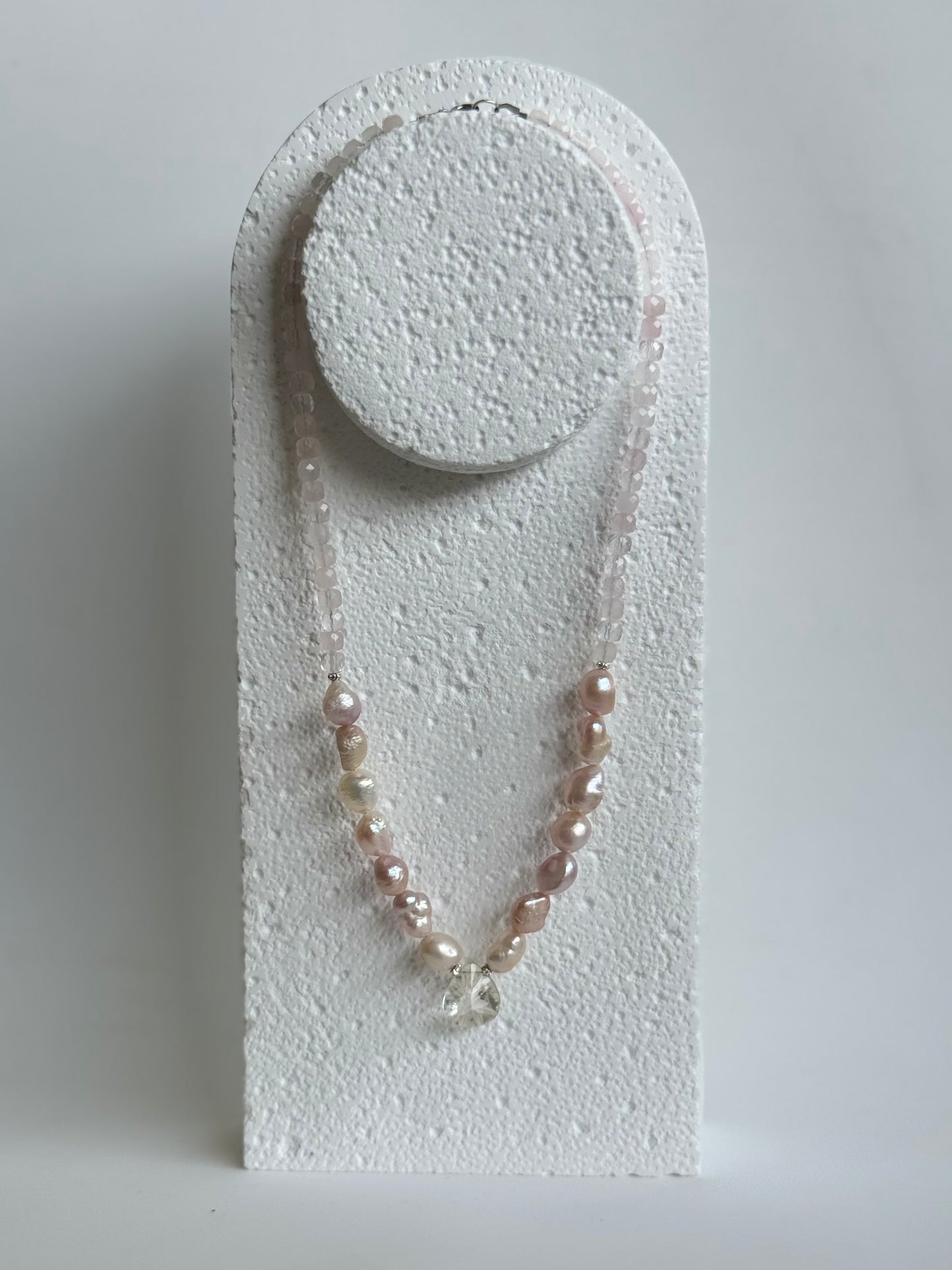 Collier Quartz Rose, Cristal de Roche & Perle d’eau douce — La lumière du cœur