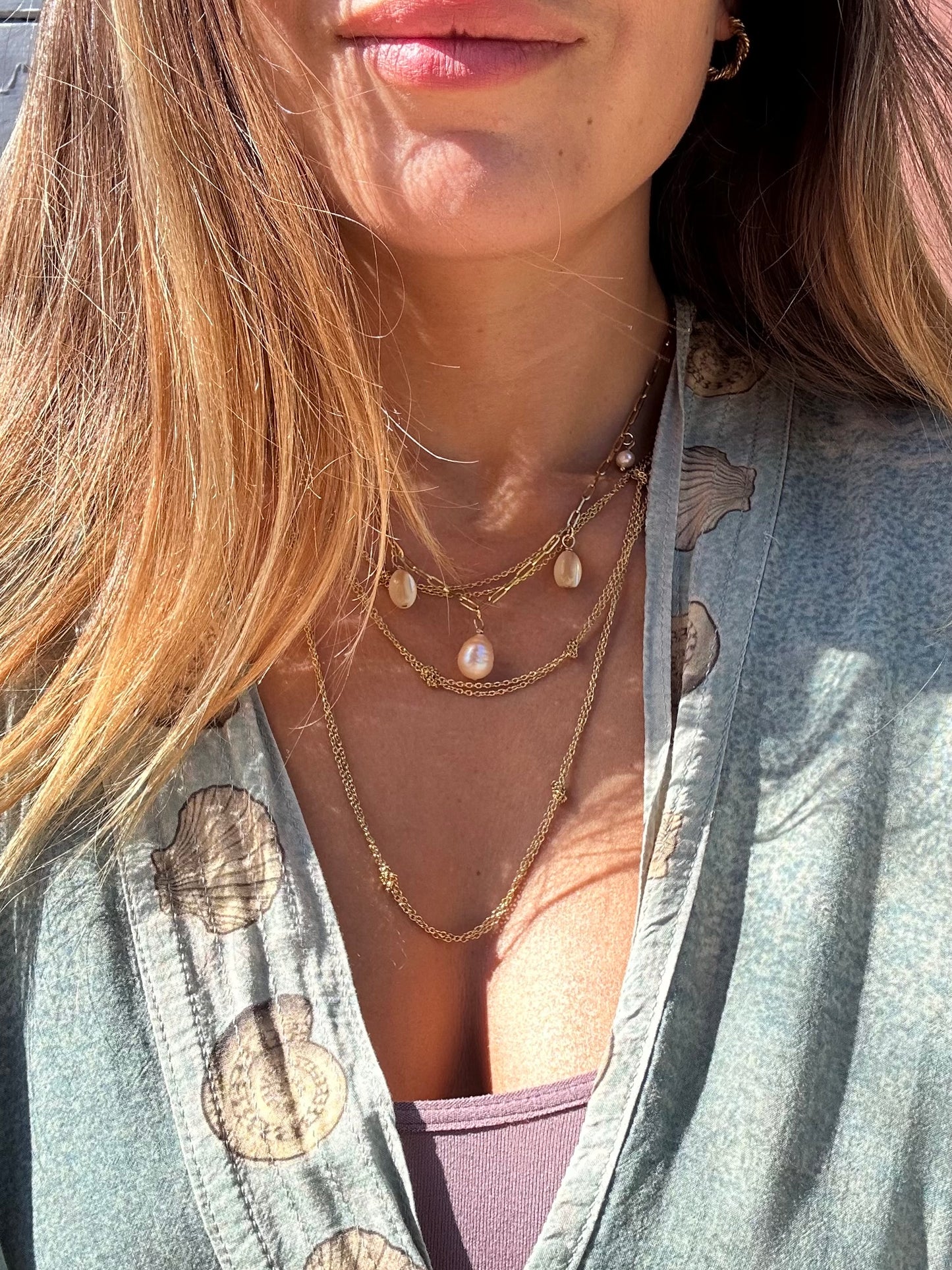 Collier breloques de perles d’eau douce et nacre