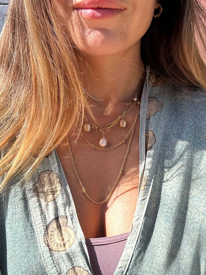 Collier breloques de perles d’eau douce et nacre