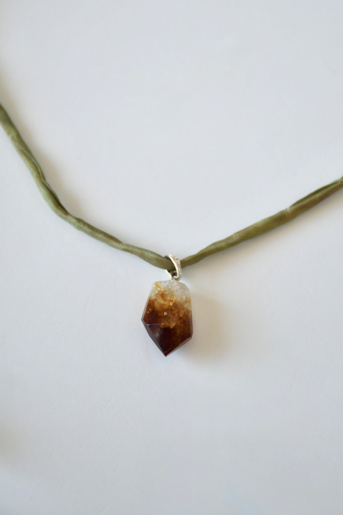 Collier Citrine sur soie — La Lumière Solaire